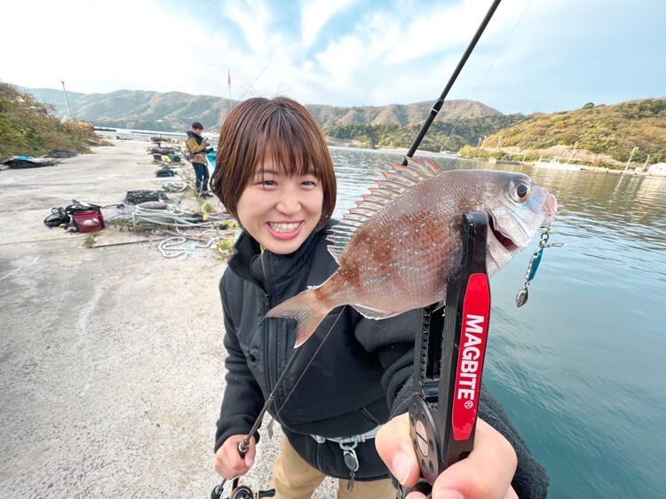 Magbite%20Chirimen%20Jig%202gr%2007%20Pink%20Fin%20Glow